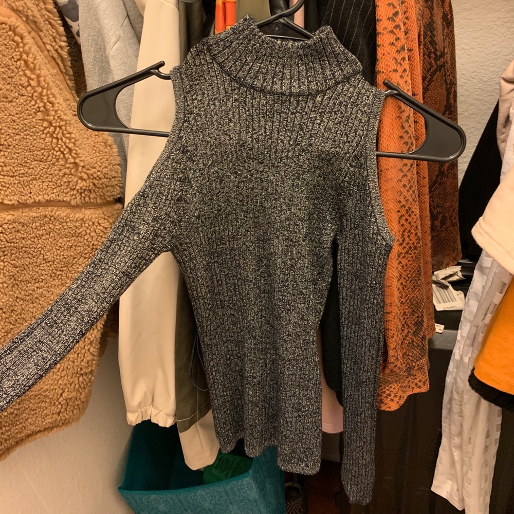 Shirt with open shoulders